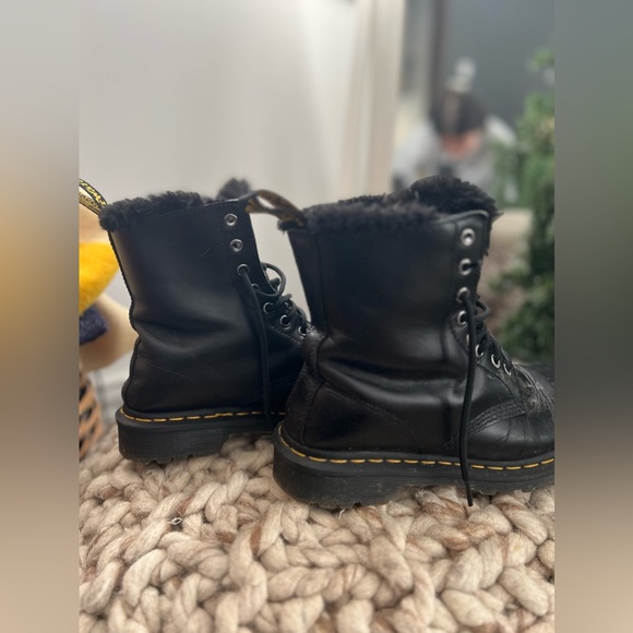 1460 WOMEN'S FAUX FUR LINED LACE UP BOOTS DR MARTENS / DOC MARTENS - Picture 1 of 8